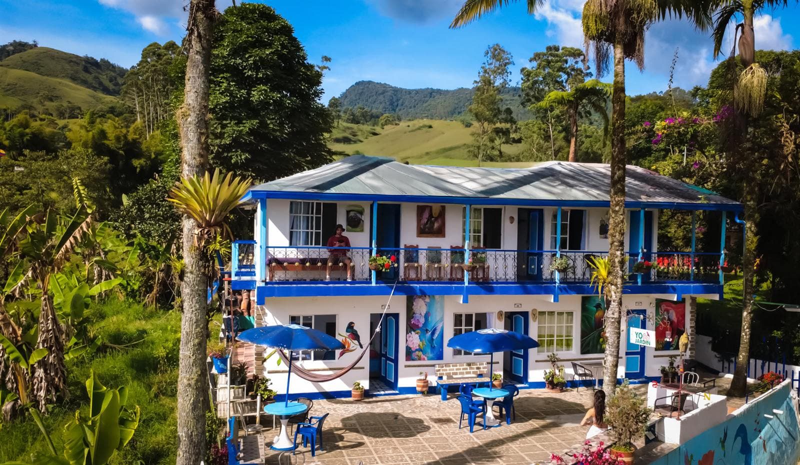 L'auberge Vista Farallones avec ses fresques d'oiseaux et les montagnes de Jardín